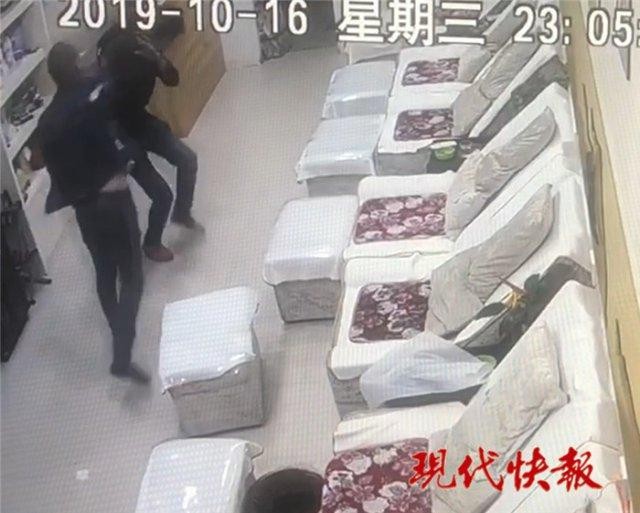 做足浴被笑“脚臭得像死老鼠”，男子暴打技师